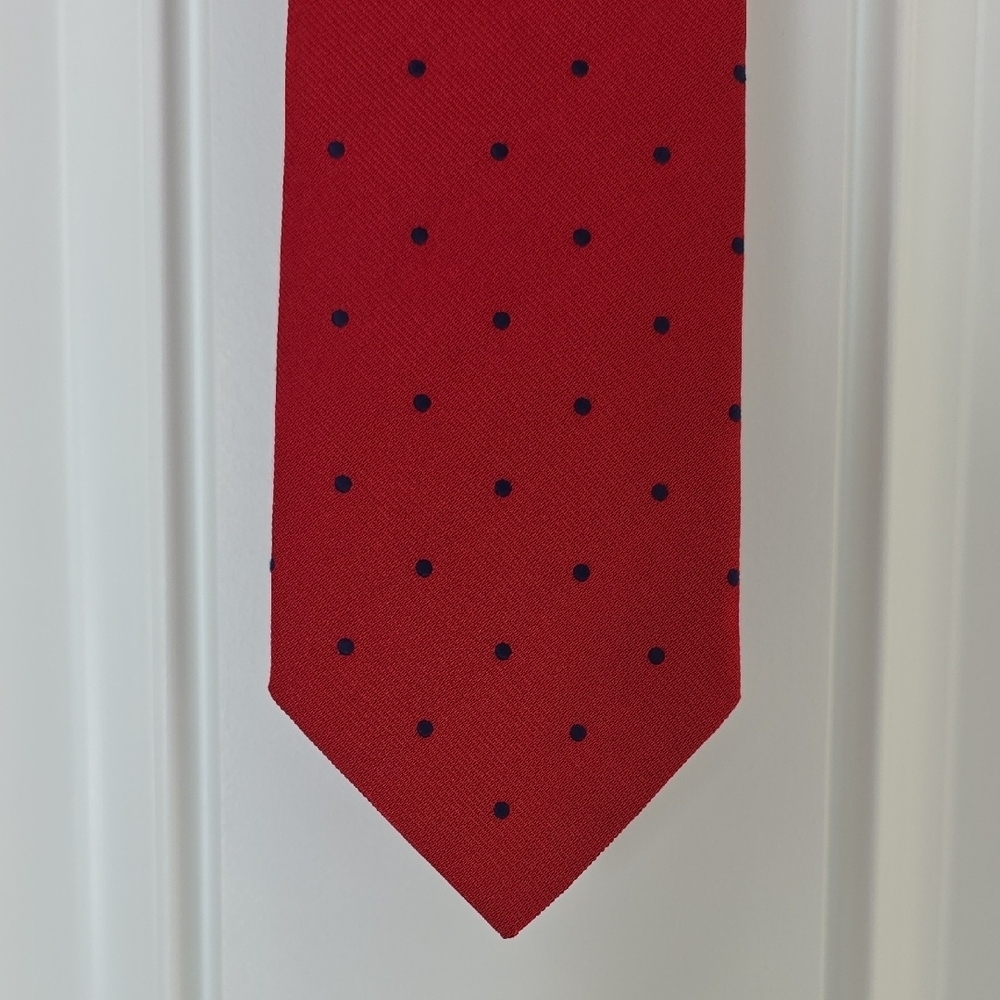 Brooks Brothers Red with Blue Dots Mens Silk Tie.  3.25" x 58"   NWT